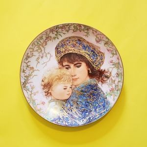 Beautiful Edma Hibel mother's day plate